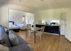 Studio house Unit in Dundas Valley